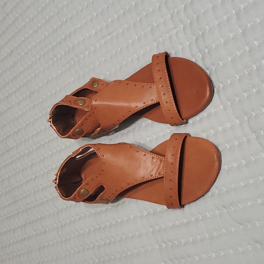 NWT tan Roman Mata sandals